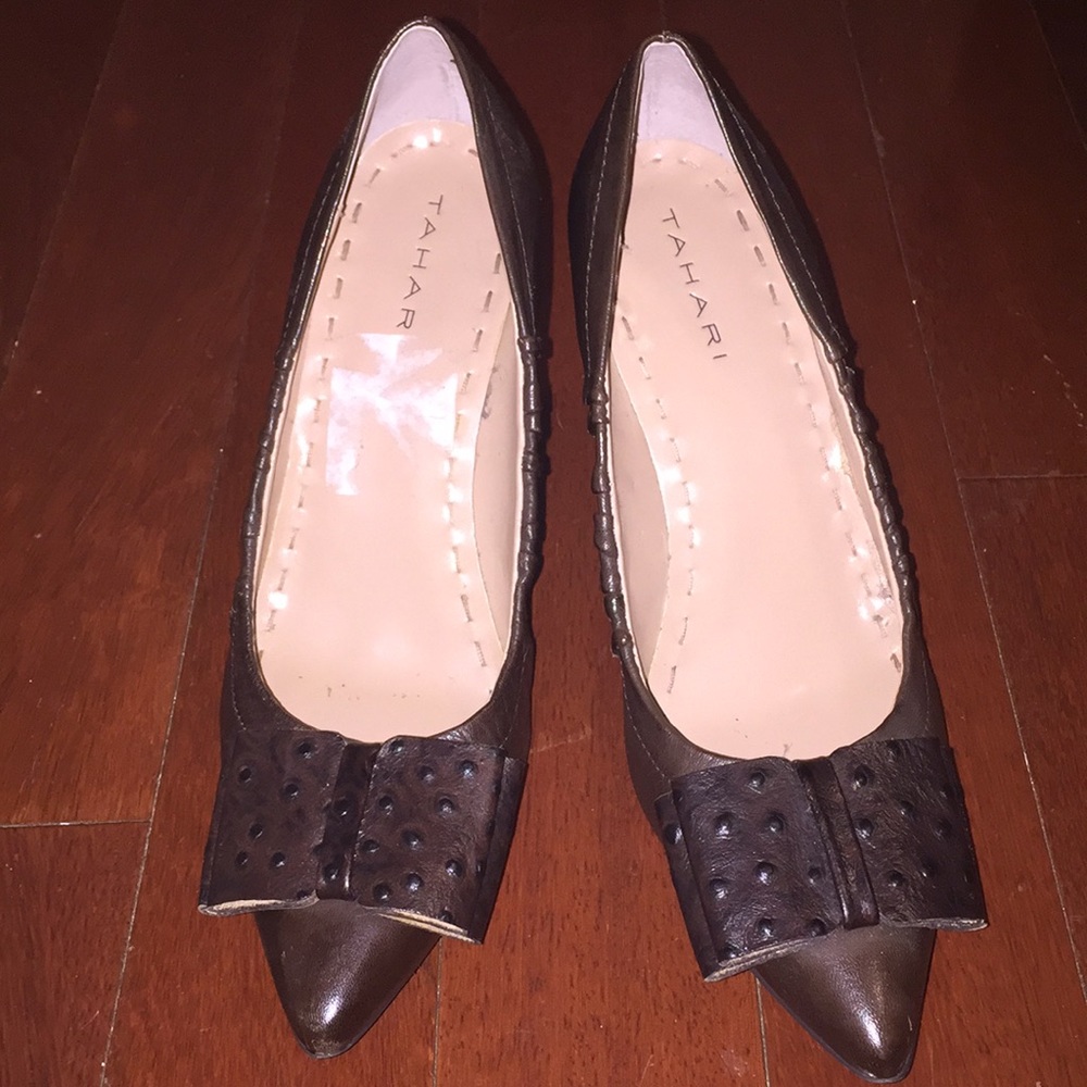 Brown leather Tahari heels